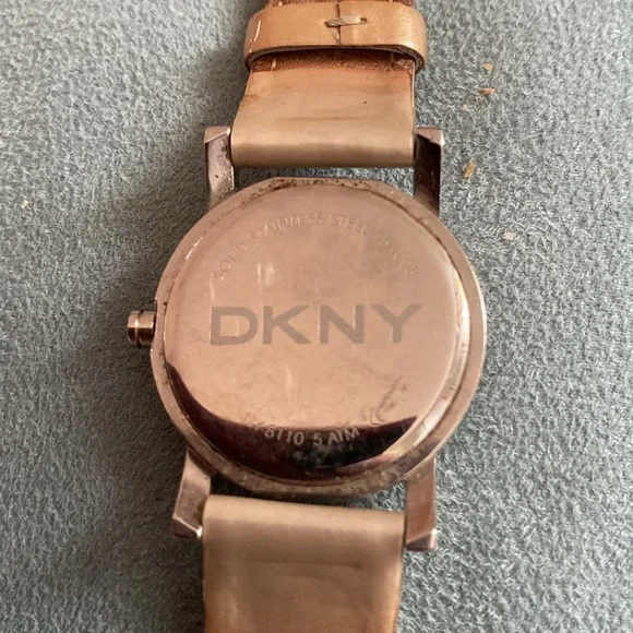 DKNY WATCH. IRIDESCENT gold band. Elegant, gorgeous - Picture 2 of 5